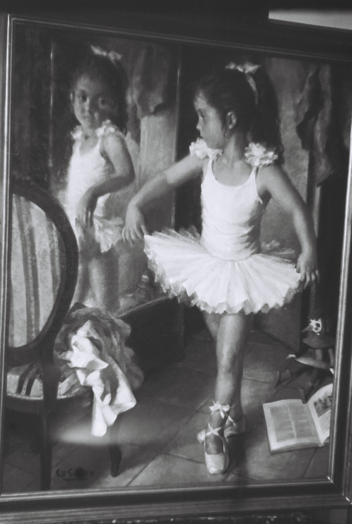 Pequeña bailarina frente al espejo