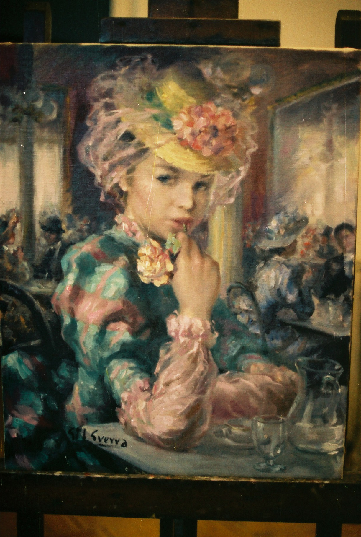 Mujer de rosa en el café