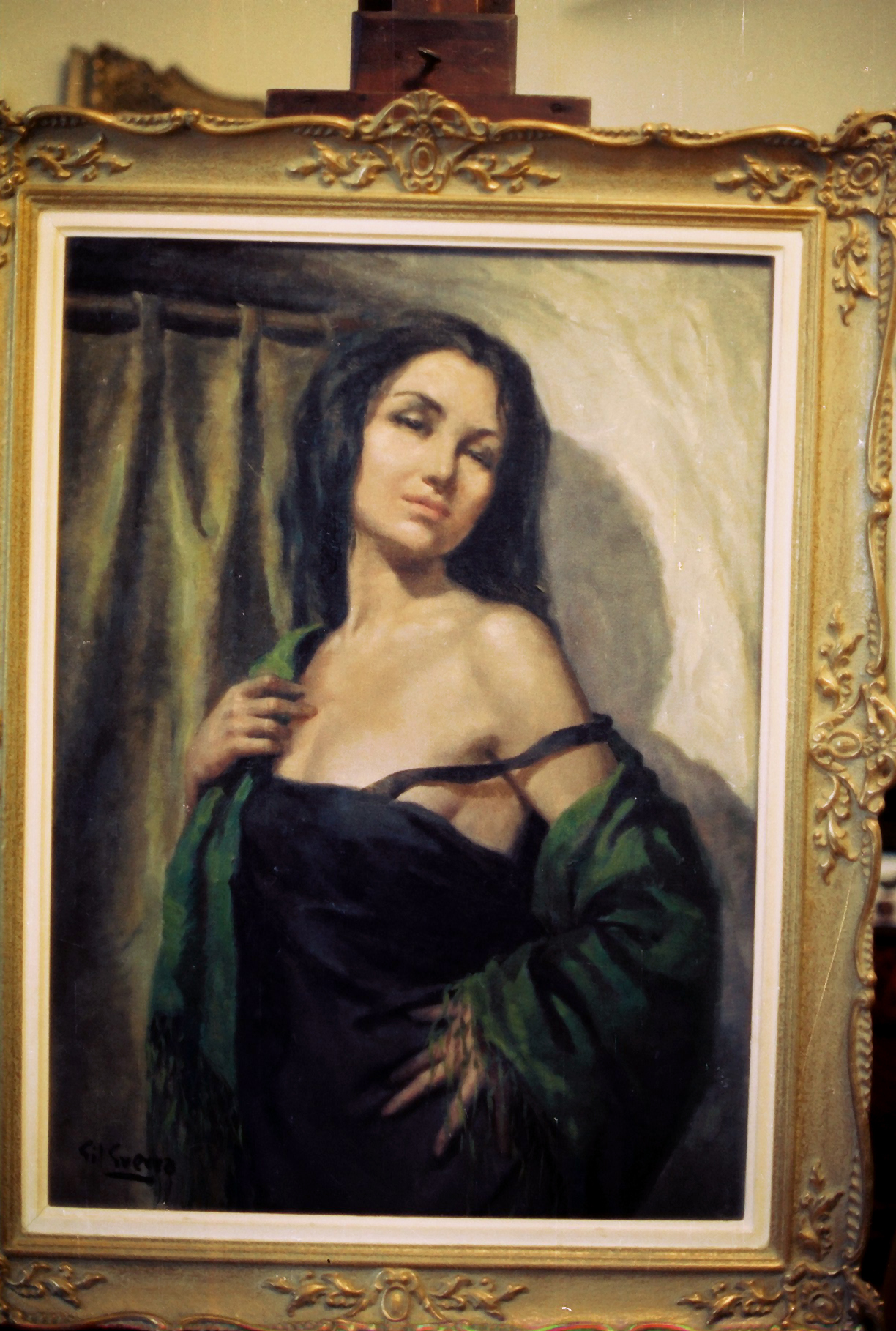 Mujer con chal verde