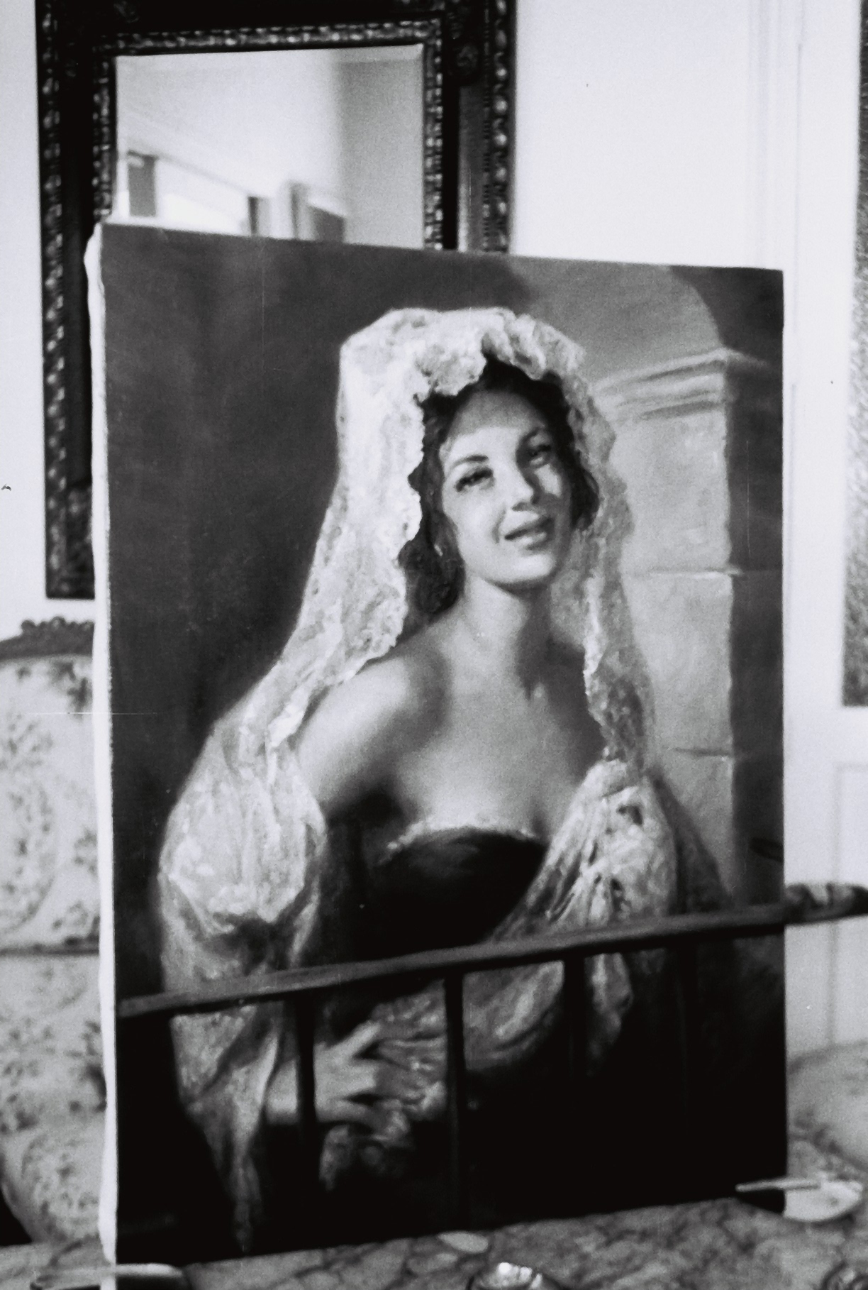 Mujer bajo el arco