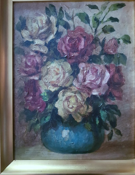 Rosas en jarrón azul