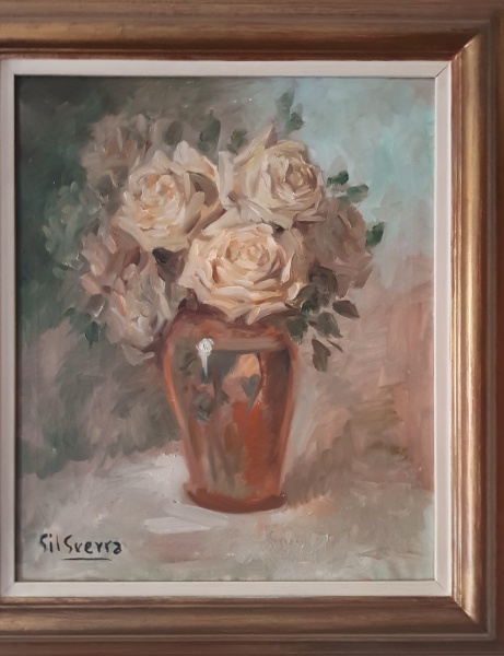 Rosas en jarrón de barro
